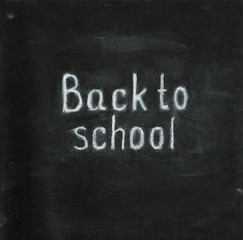 Obraz premium Back to school text on chalkboard
