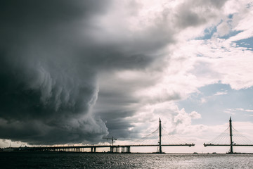 De storm nadert de stad vanaf de brug