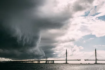 Selbstklebende Fototapete Sturm Der Sturm nähert sich der Stadt von der Brücke