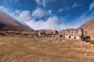 Dolina Truso - Gruzja piekną jesienią. Truso valley - A beautiful autumn in Georgia. © rogozinski