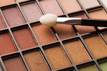palette de maquillage en poudre et pinceau