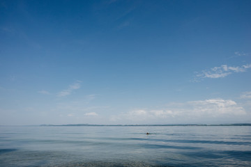 Schwimmen im Neuenburger See in der Schweiz