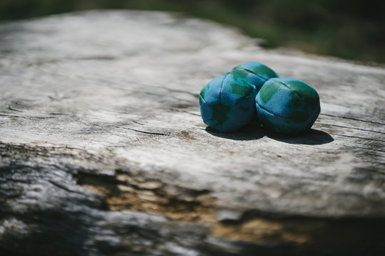 Jonglier-B&auml;lle auf einem Baumstam