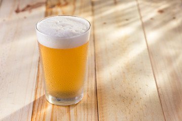 copo de cerveja em mesa de madeira