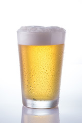 copo de cerveja em fundo branco espelhado