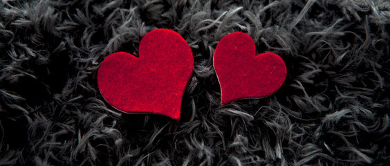 deux cœurs rouge sur fond de laine