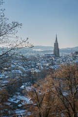 Blick auf die verschneite Altstadt von Bern