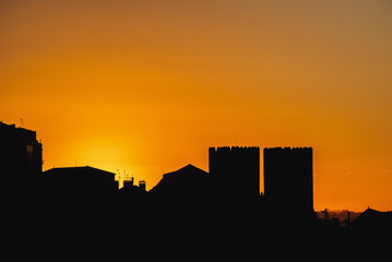 Obraz premium Portugal, Lisbon, Miradouro de Santa Justa, View towards the Cathedral Se at sunrise.