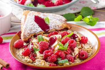 French toast with berries