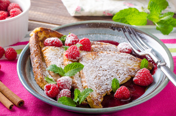 French toast with berries
