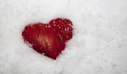 cœur de saint valentin sous la neige