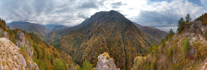 Gruzja piekną jesienią. A beautifull autumn in Georgia. © rogozinski