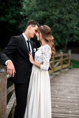 Naklejka premium happy bride and groom at a park on their wedding day