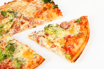 Pizza mit Brokkoli und Schinken