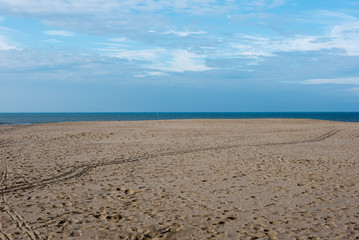 Strand mit Fussspuren an der Nordsee in Koksijde, Belgien