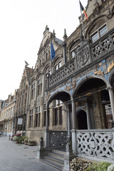 Historisches Rathaus mit Flaggen und Goldschmuck in Voerne,  Bel