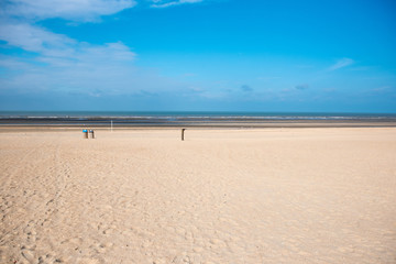 Strand der Nordsee in Koksijde, Belgien bei blauem Himmel