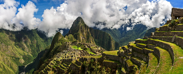 Schilderachtig panoramisch uitzicht op de terrassen van Machu Picchu.