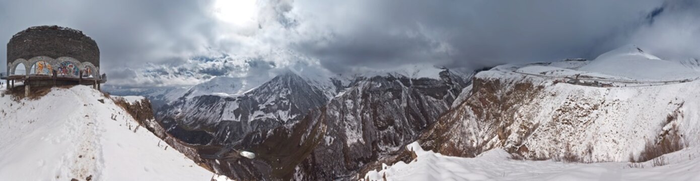 Fototapeta Kaukaz - Gruzja w zimowej szacie. Caucassus mountains in Georgia.  