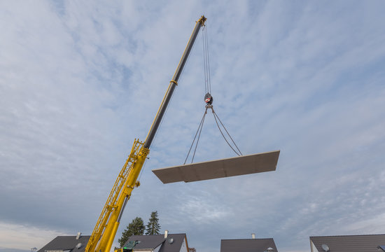 Autokran liefert Betonelement