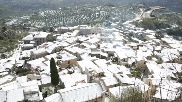 Tetti di un piccolo paese in montagna, Gerace, ricoperti dalla neve.