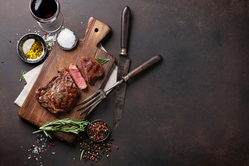 Gegrilltes Ribeye Beefsteak mit Rotwein, Kräutern und Gewürzen