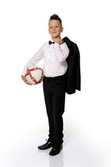 Młody chłopiec w garniturze trzyma piłkę - obrazy, fototapety, plakaty