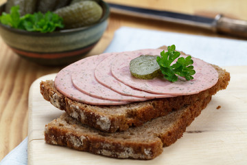 Graubrot mit Wurst und Gewürzgurke