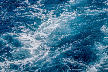 Fototapeta na wymiar Чистая вода Красного Моря. Морская пена на поверхности воды