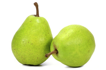 Birnen der Sorte 'Alexander Lucas' isoliert auf weißem Hintergrund