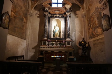 Fototapeta na wymiar Statur in Mailand, Kirche
