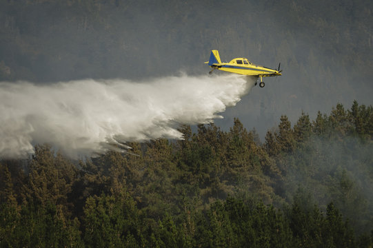 Avi&oacute;n hidrante en acci&oacute;n en un incendio forestal.