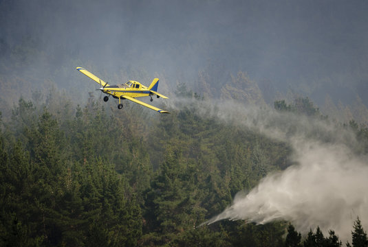 Avi&oacute;n hidrante en acci&oacute;n en un incendio forestal.