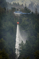 Helicóptero hidrante chileno en acción