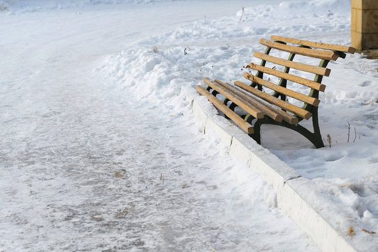 old bench on a snow winter backgrounds © Mikhail Ulyannikov