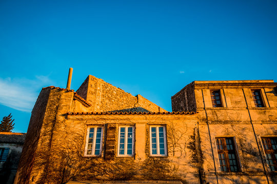 Dans le village des Baux-de-Provence au coucher du soleil