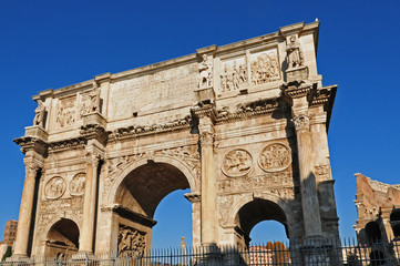 Fototapeta na wymiar Roma, i Fori imperiali e l'arco di Costantino