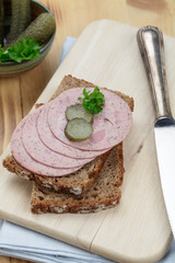 Graubrot mit Wurst und Gewürzgurke 