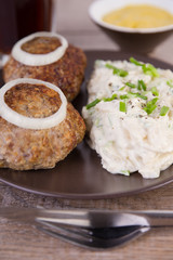 Frikadellen mit Kartoffelsalat und Senf