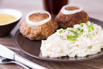 Frikadellen mit Kartoffelsalat und Senf