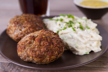 Frikadellen mit Kartoffelsalat und Senf