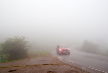 Obraz na płótnie Canvas The car in dense fog