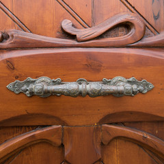 Drewniane drzwi z melatową klamką 