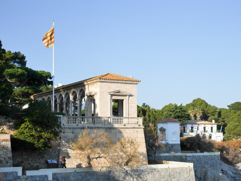 Zabudowania stylowe na wybrzeżu Morza Śr&oacute;dziemnego, S'Agaro, Costa Brava, Hiszpania 