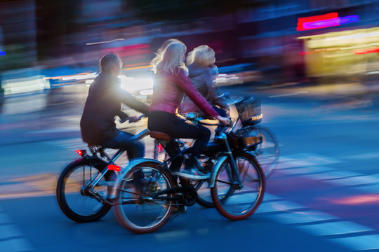 Fototapeta group of bicycle riders at night