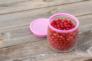 Red currants in glass jarl