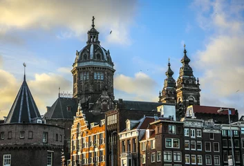 Fototapete Rund AMSTERDAM, NETHERLANDS - DECEMBER 28, 2016: Famous buildings and place of Amsterdam city centre at sun set time. General landscape view. December 28, 2016 - Amsterdam - Netherlands.. © Unique Vision