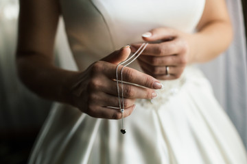 Obraz na płótnie Canvas Bride and jewelry in hands