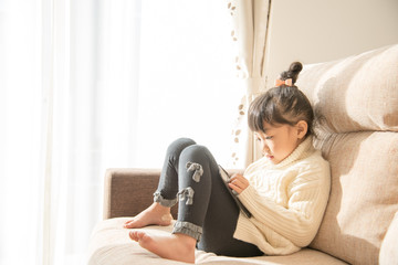 スマホを見る女の子