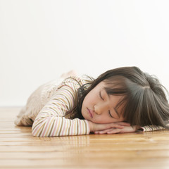 うつ伏せで眠る女の子